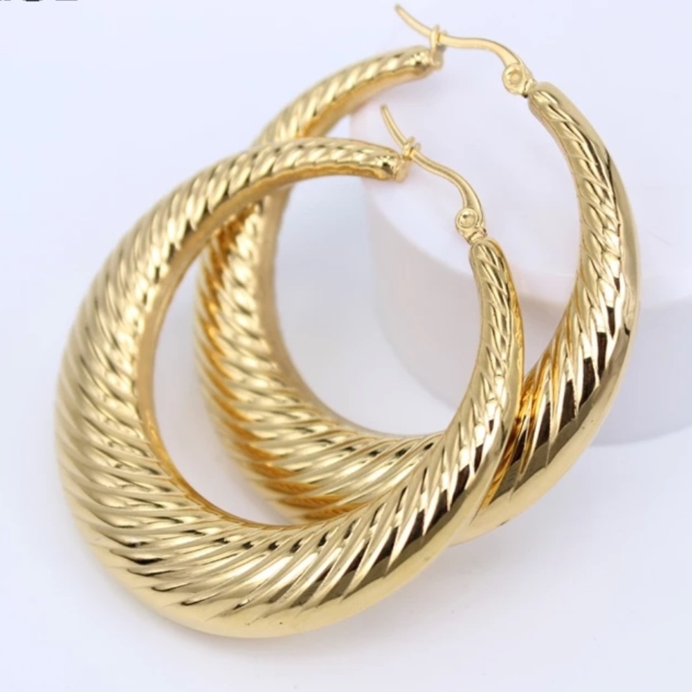 NEW 18K Yellow Gold Round Hoop Earrings - Picture 2 of 4
